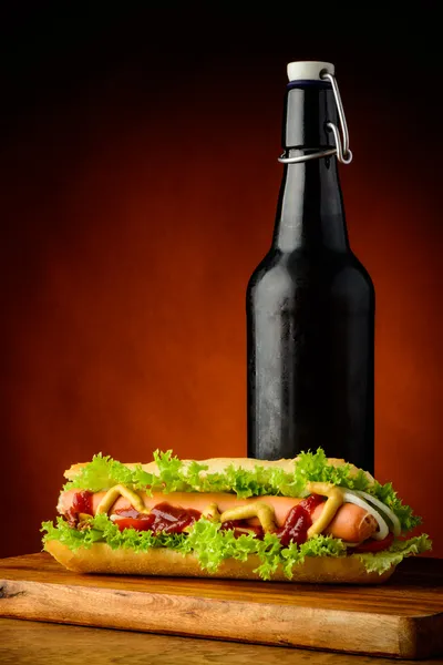 Hotdog y cerveza — Foto de Stock