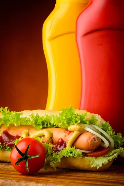 Párek v rohlíku s kečupem, hořčicí a zeleninou — Stock fotografie