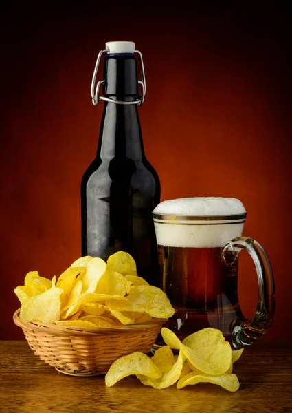 Batatas fritas e cerveja — Fotografia de Stock