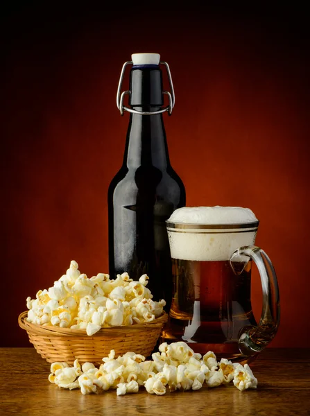 Popcorn e birra — Foto Stock