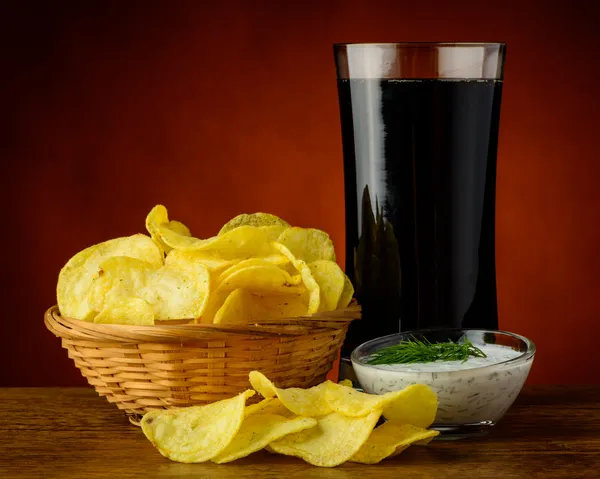 Kartoffelchips und Cola — Stockfoto