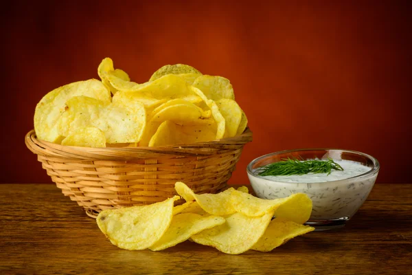 Patatas fritas y salsa de eneldo — Foto de Stock