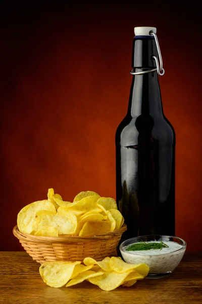 Patatas fritas y cerveza — Foto de Stock