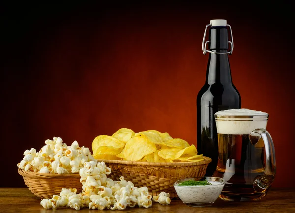 Snack e birra — Foto Stock