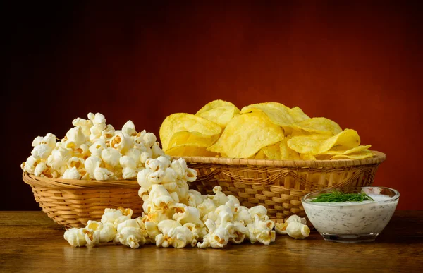 Kartoffelchips und Popcorn — Stockfoto
