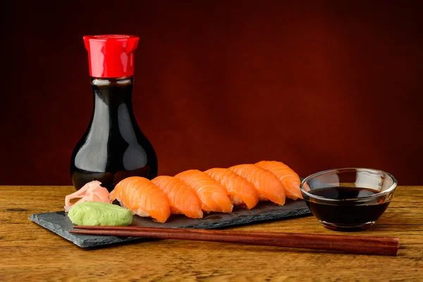 Sushi nigiri con salmón, salsa de soja y palillos —  Fotos de Stock