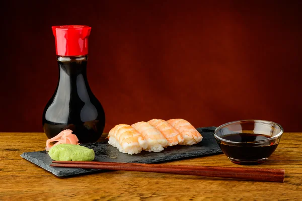 Nigiri suşi için karides ve soya sosu ile — Stok fotoğraf