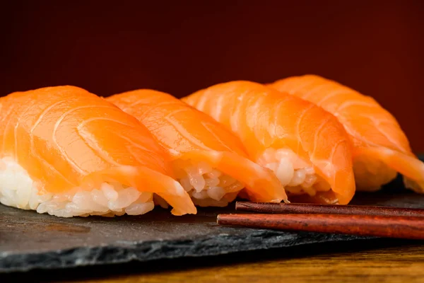 Sushi nigiri con salmón y palillos —  Fotos de Stock