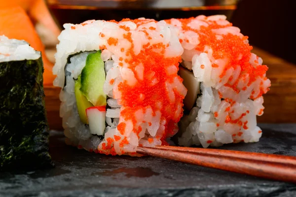 California uramaki suşi rulo — Stok fotoğraf