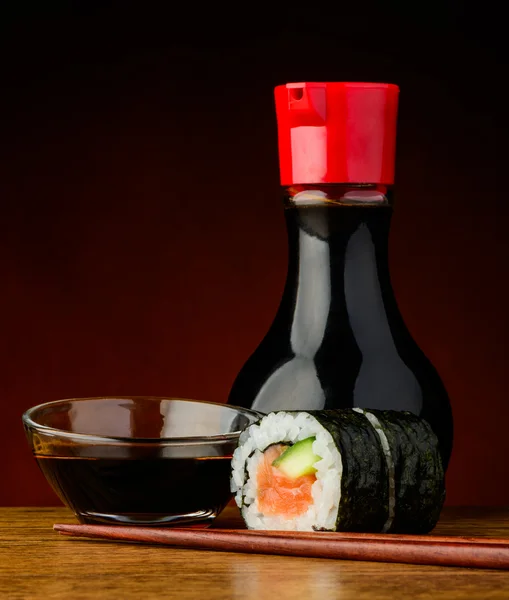 Суши-ролл Футомаки и соевый соус — стоковое фото