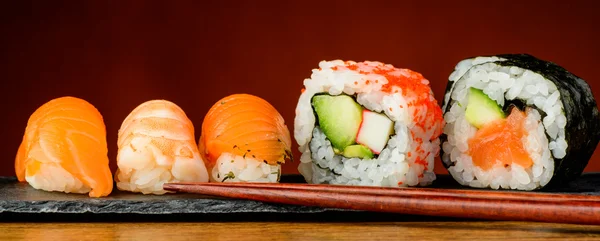 Suşi nigiri, uramaki ve futomaki — Stok fotoğraf