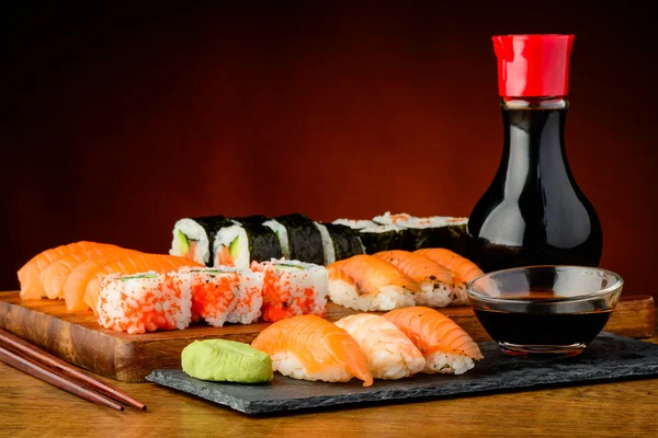 Bodegón con plato de sushi mixto —  Fotos de Stock