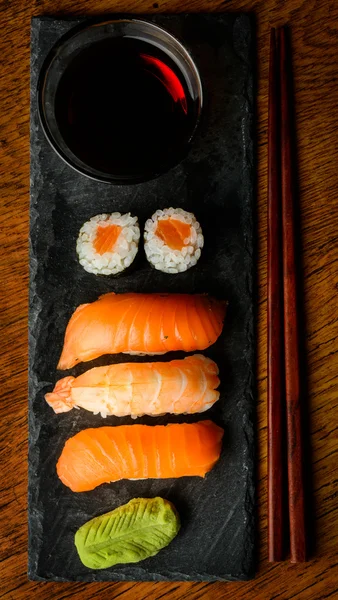 Maki and nigiri sushi and soy sauce — Stock Photo, Image