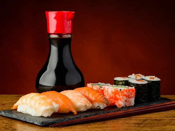 Bodegón con plato de sushi —  Fotos de Stock