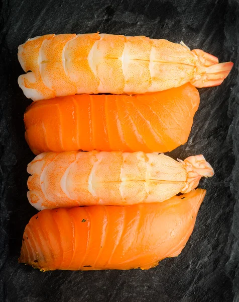 Sushi negro dengan salmon dan udang — Stok Foto