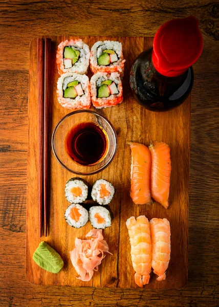 Geleneksel karışık sushi ile snack — Stok fotoğraf