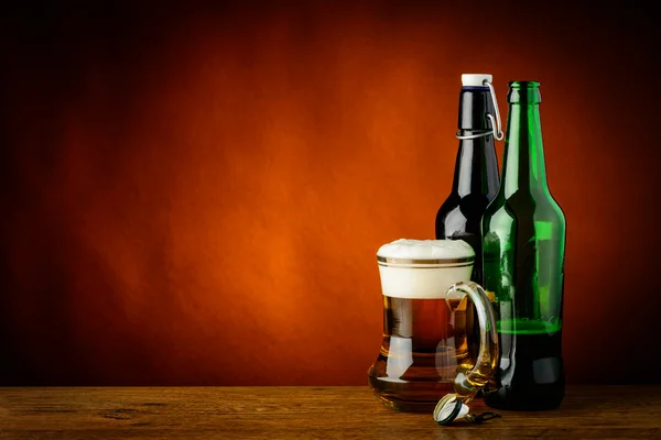 Taza y botellas de cerveza — Foto de Stock