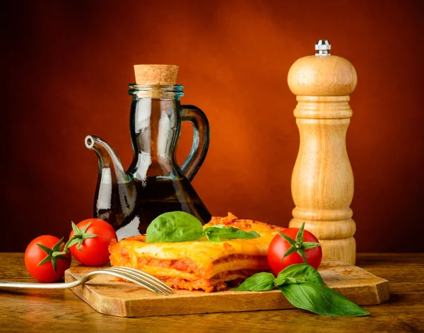 Cena tradizionale con lasagne bolognese — Foto Stock