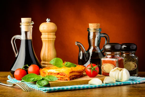 Lasagne tradizionali con ingredienti — Foto Stock