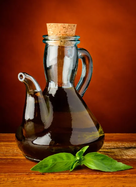 Оливковое масло и свежий зеленый базилик — стоковое фото