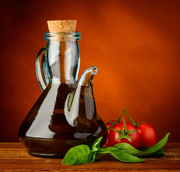 Zeytinyağı, fesleğen ve domates — Stok fotoğraf