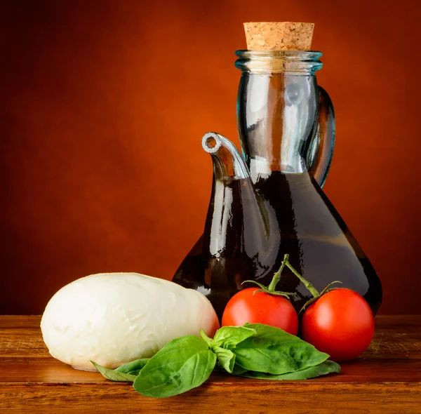 Mozzarella, olive oil, basil and tomatoes — Stock Photo, Image