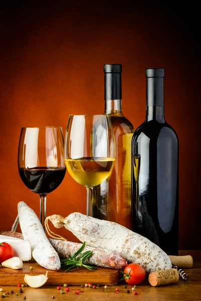 Сосиски и вино — стоковое фото