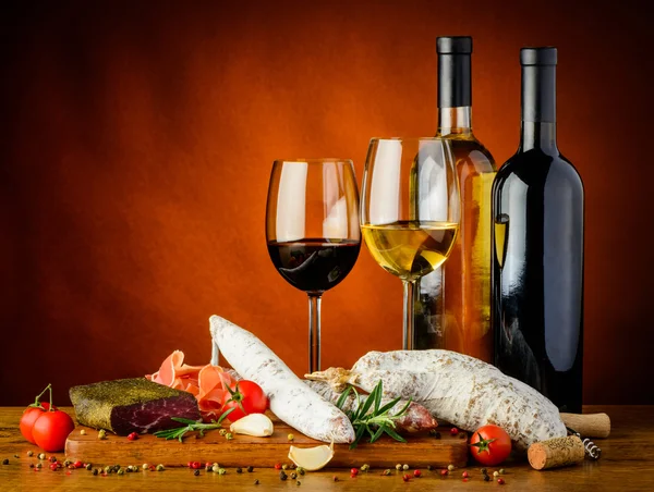 Víno a tradiční klobásy — Stock fotografie