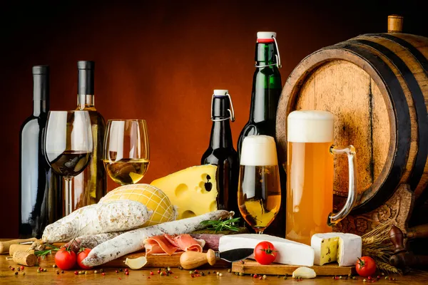 Vino, birra e cibo — Foto Stock