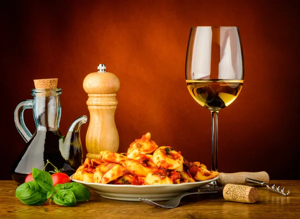 Tortellini pasta meal and white wine — Stock Photo, Image