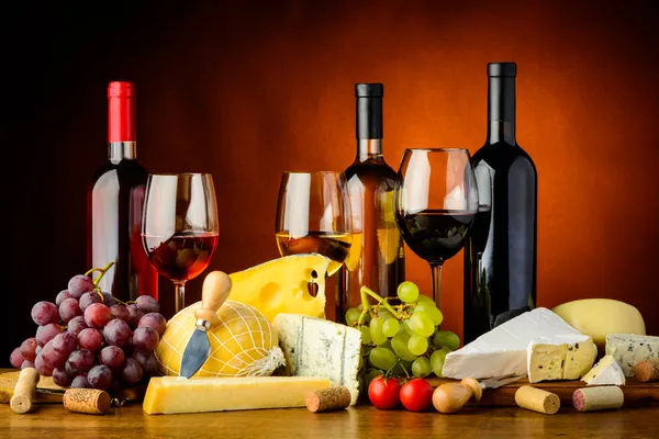 Peynir, şarap ve üzüm — Stok fotoğraf