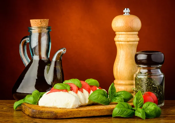 Insalata di caprese, erbe e spezie — Foto Stock