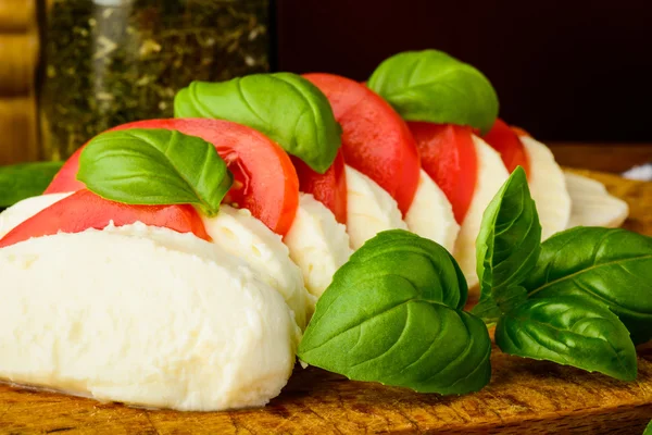 Geleneksel caprese salatası — Stok fotoğraf