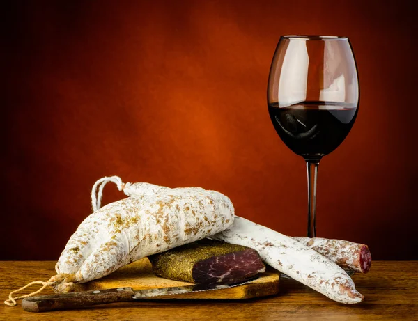 Rotwein und Würstchen — Stockfoto