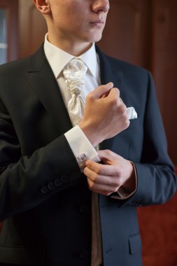 elegance adam Close-Up