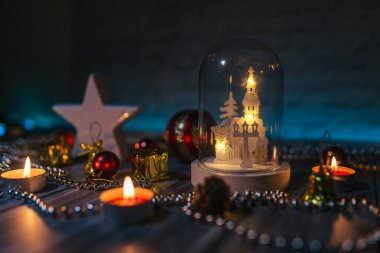 Mumlar ve süslemeler mavi arka planda, Noel ağacı süslemesi