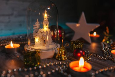 Mumlar ve süslemeler mavi arka planda, Noel ağacı süslemesi