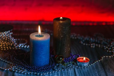 Kırmızı arka planda mumlar, Noel ağacı süslemeleri.