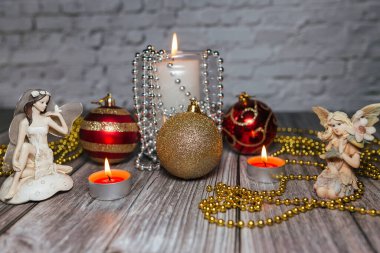 Noel mumları ve bir masanın üzerindeki melekler, dekorasyon.