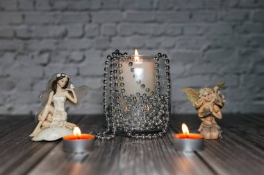 Noel mumları ve bir masanın üzerindeki melekler, dekorasyon.