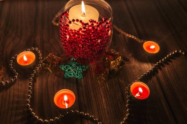  mum ışıkları, kırmızı ve altın noel süslemesi kırmızı arka planda