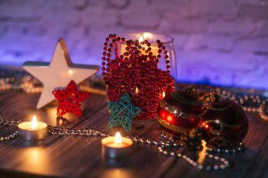 Yılbaşı mum ışığı, masa üzerindeki ışıklarla dekorasyon.