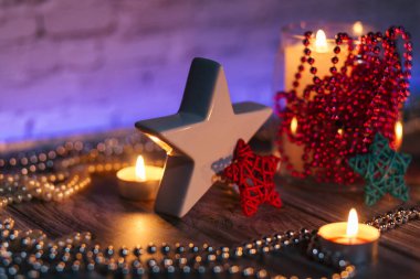 Noel Baba, mum ışığı, masa üzerindeki ışıklarla süsleme.