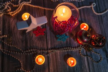 Noel ışığı, oyuncaklar, ışıklardaki süslemeler, masada yıldız.