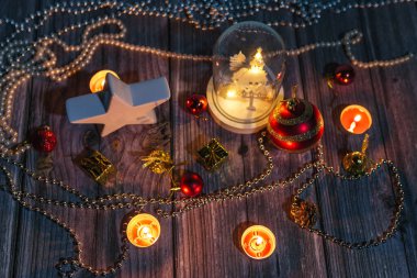 Yılbaşı mum ışığı, ışıklarla dekorasyon, masada yıldız ve kilise.