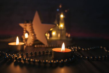 Mum ışığı, kırmızı ışıkta süsleme, masada yıldız.