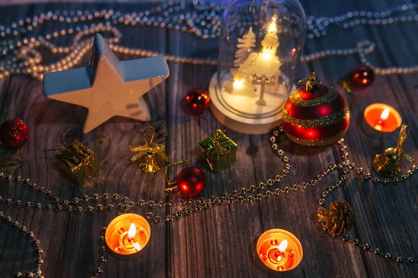 クリスマスキャンドルライトおもちゃライトの装飾テーブルの上の星 — ストック写真