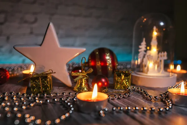 クリスマスのキャンドルライトやテーブルの上のライトや星や教会の装飾 — ストック写真