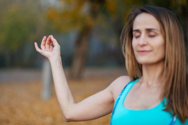 Yoga mudra, kız parkta meditasyon yapıyor ve dinleniyor.