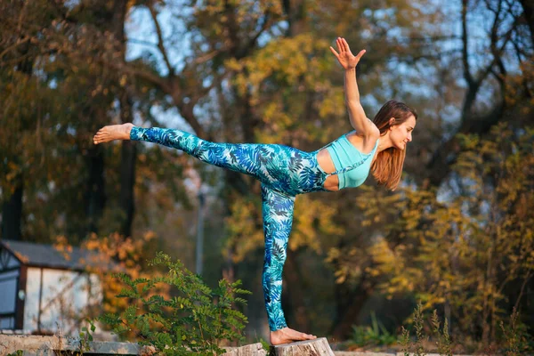 Bella Donna Yoga Fare Esercizi Sulla Spiaggia Tramonto Vicino Rver — Foto Stock